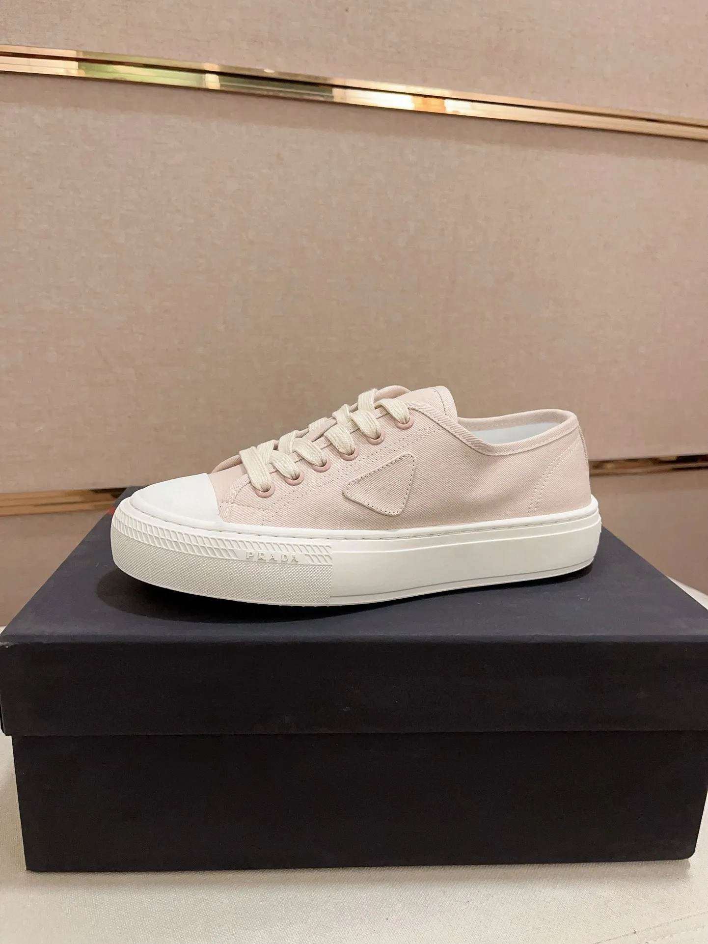 Men's shoes 💰 580💰 ✔️✔️✔️High-quality new PRADA counters are launched at the same time. The new men's shoes and 😘fabrics are selected from first-layer cowhide and are made by pure handicrafts. Lining: Full cowhide lining. 👍🏿 High-end ☄️ air-cushion molded anti-slip rubber outsole, exquisite lines, simple and elegant, comfortable and high-end for leisure travel. Code number: 38 to 44 (45 can be customized)